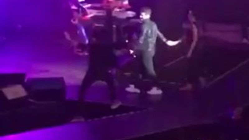 Kenan Doğulu sahne boşluğuna düştü