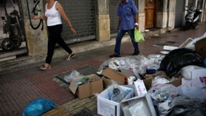Atina sokaklarında çöp dağları oluştu