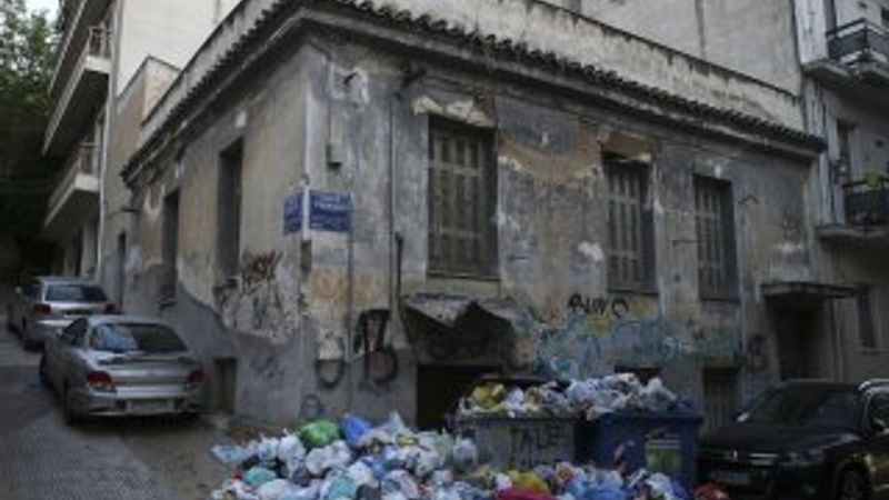 Atina sokaklarındaki çöp dağları büyüdü