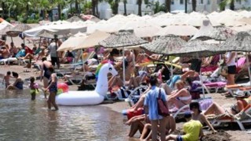 Marmaris'te tatilciler soluğu plajlarda aldı