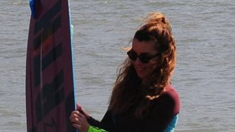 Gökçe Bahadır kitesurf yapıyor