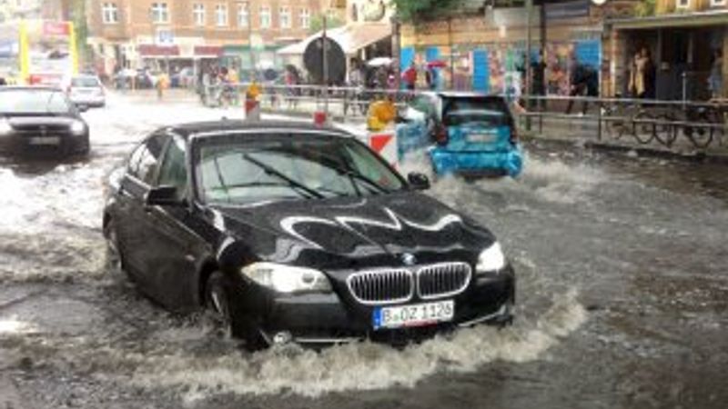 Berlin yağmura teslim oldu