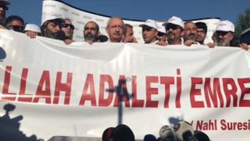 Kılıçdaroğlu ayet yazılı pankartla yürüdü