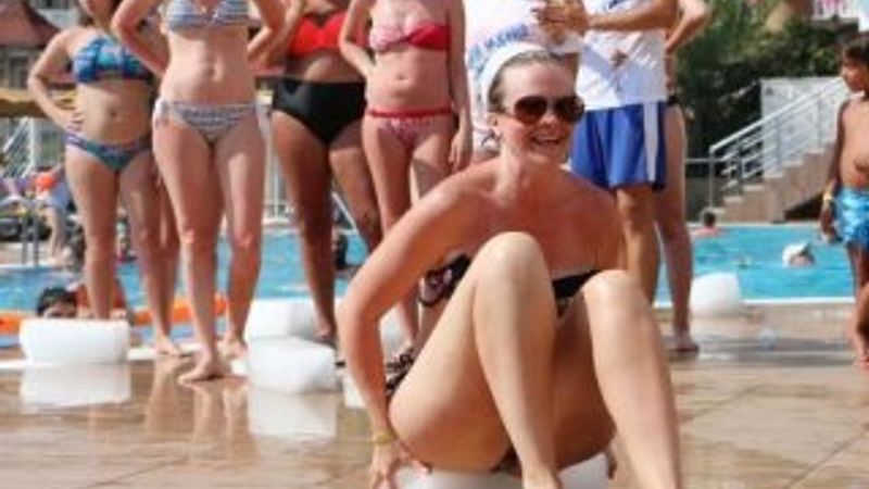 Antalya'da tatilcilerin buz yarışı