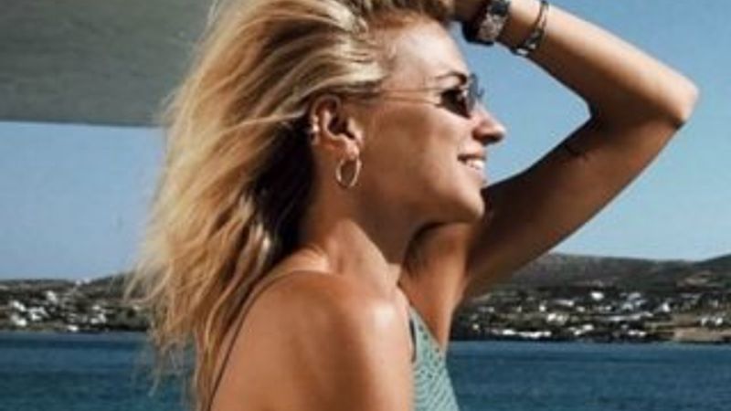 Burcu Esmersoy mayosuyla poz verdi