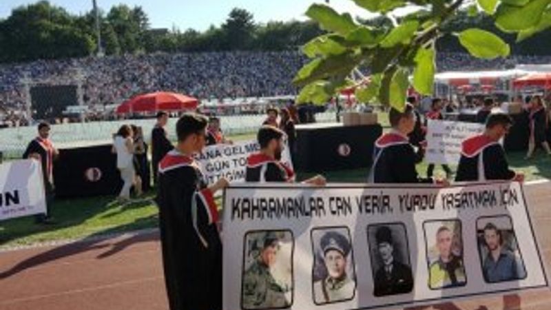 ODTÜ'de mezuniyetinde açılan 7 pankart