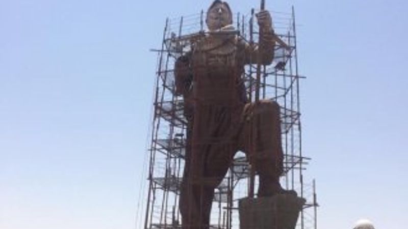 Kerkük'te dev peşmerge heykeli