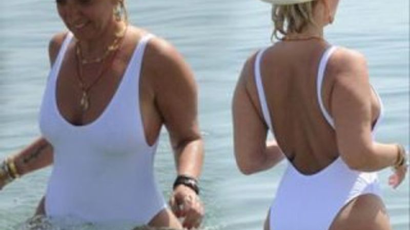 Saba Tümer beyaz mayo giydi