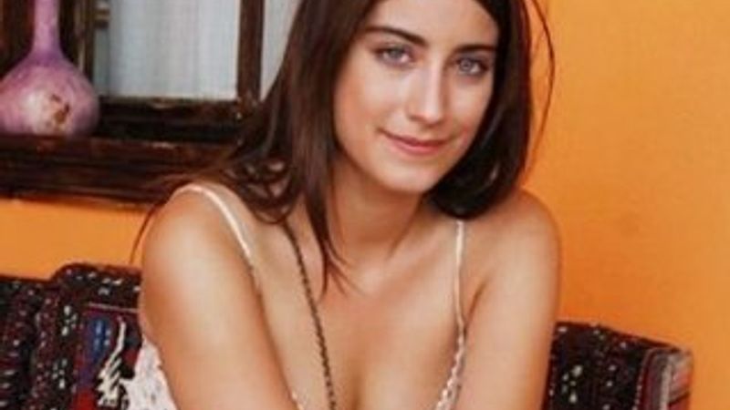 Hazal Kaya dövmesini gösterdi