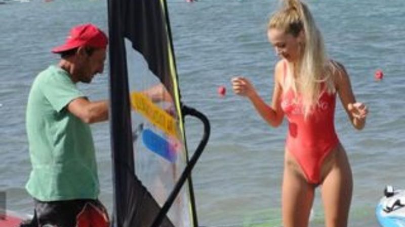 Cansu Taşkın sörf dersi aldı