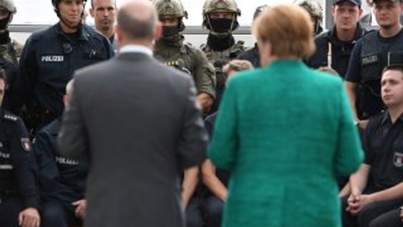 Merkel, Hamburg olaylarını görmezden geliyor