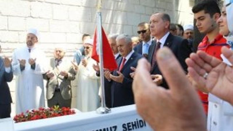 Erdoğan 15 Temmuz şehidinin mezarı başında Kur'an okudu