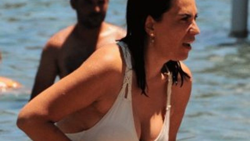 Yeşim Salkım'ı arı soktu