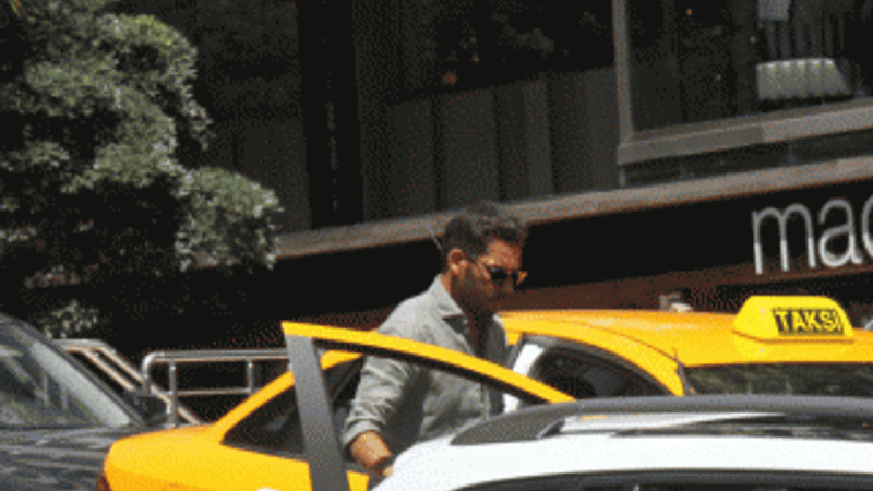 Rüzgar Çetin taksi kullanıyor