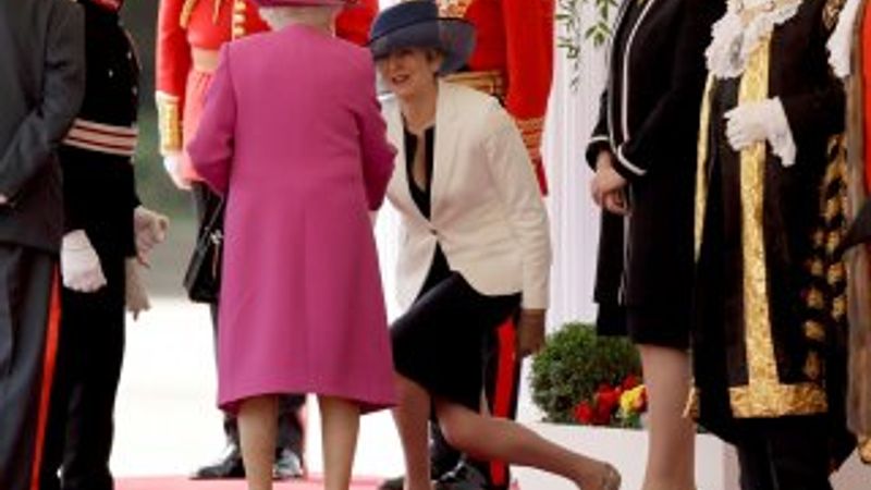 Kraliçe Elizabeth'i gören Theresa May diz çöktü