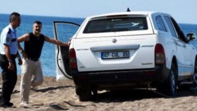 Antalyalı sürücü, cipiyle girdiği plajdan çıkamadı