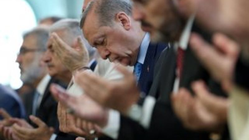 Cuma namazında şehitler için dua edildi