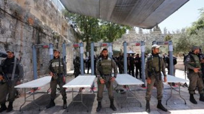 İsrail Mescid-i Aksa'yı ibadete açtı