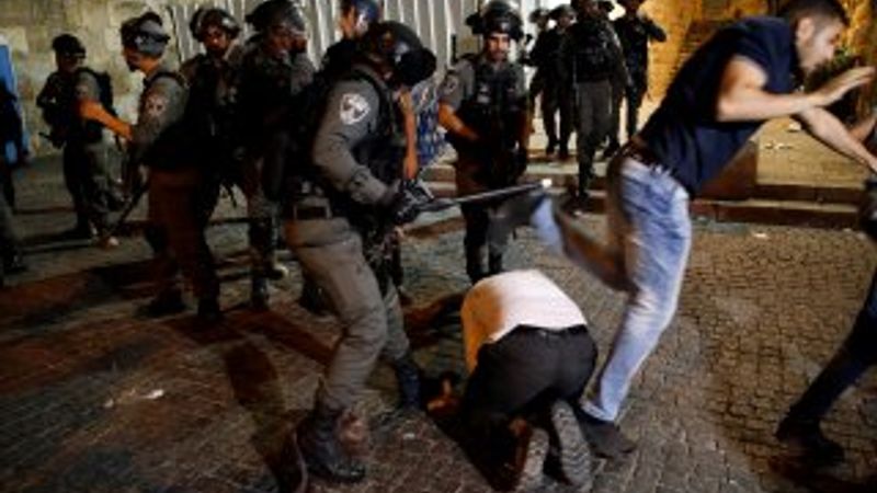 İsrail polisi Mescid-i Aksa cemaatine saldırdı