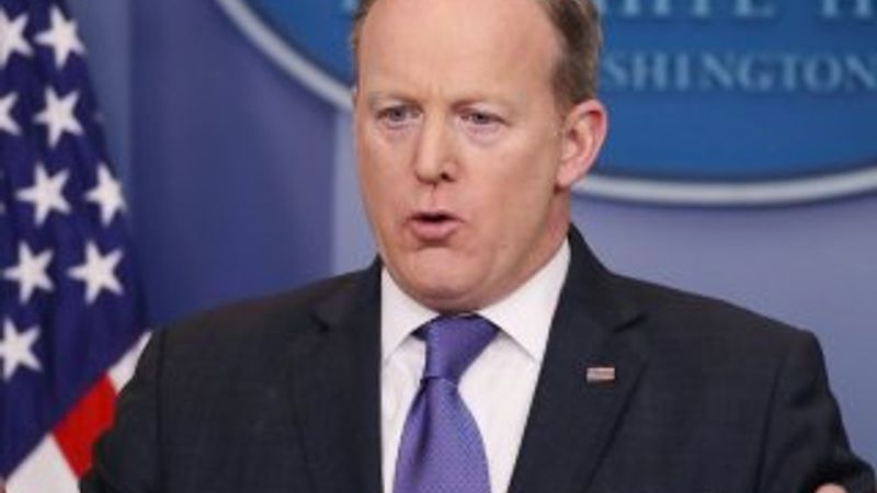 Sean Spicer görevine veda etti