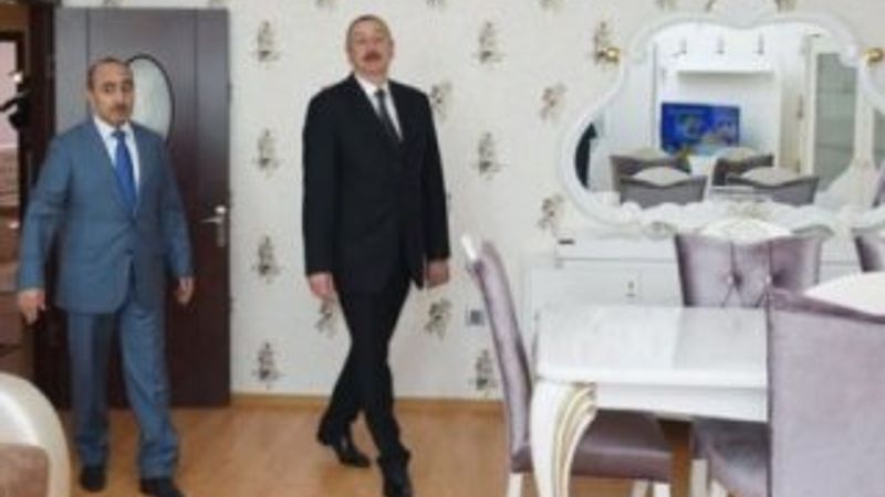 Aliyev'den gazetecilere ev jesti