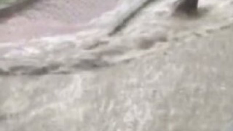 İstanbul'da sel sularına kapılan kişi sürüklendi