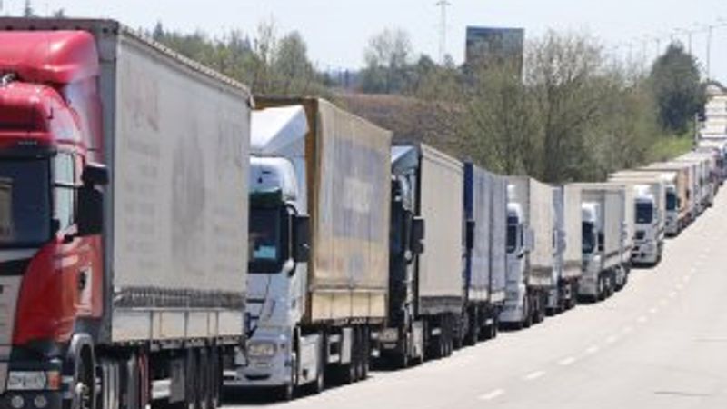 Kapıkule'de 14 kilometrelik tır kuyruğu