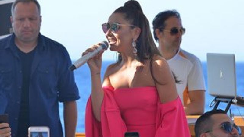 Hadise kıyafetiyle yine eleştirilerin hedefi oldu