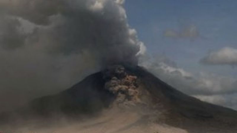 Sinabung Yanardağı tekrardan faaliyete geçti