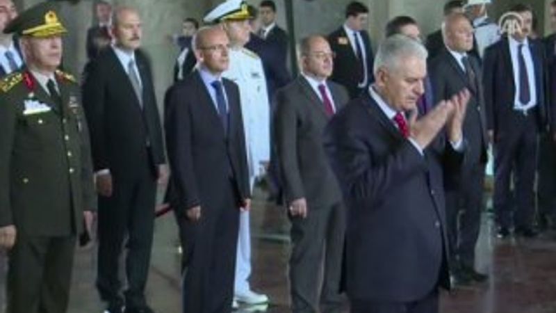 Başbakan saygı duruşunda Fatiha okudu