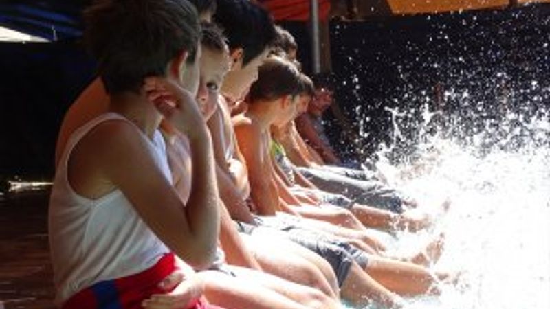 Suriye'de çocuklara yüzme kursu