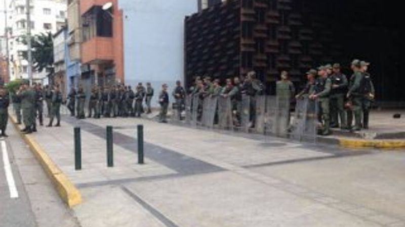 Venezuela'da askerler başsavcılığın etrafını sardı