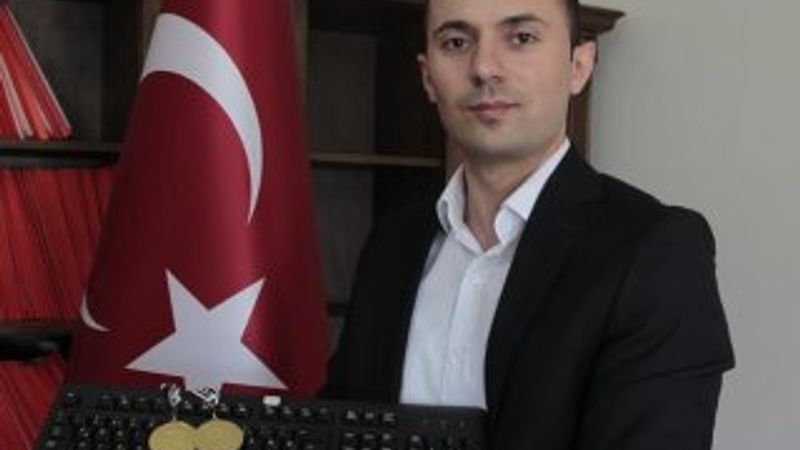 10 parmak şampiyonu Celal Aşkın'ndan yeni rekor