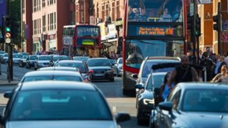 İngiltere'de arabalı ebeveynler ceza ödeyecek