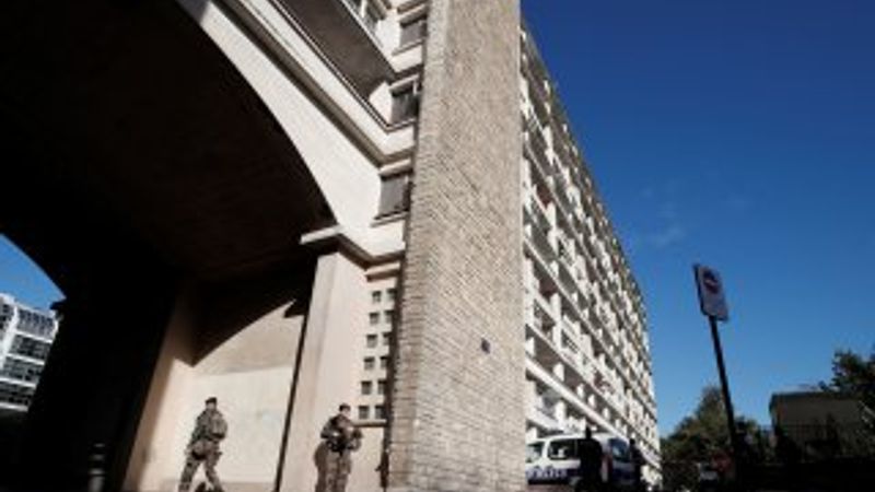 Paris'te askerlerin üzerine araç sürüldü