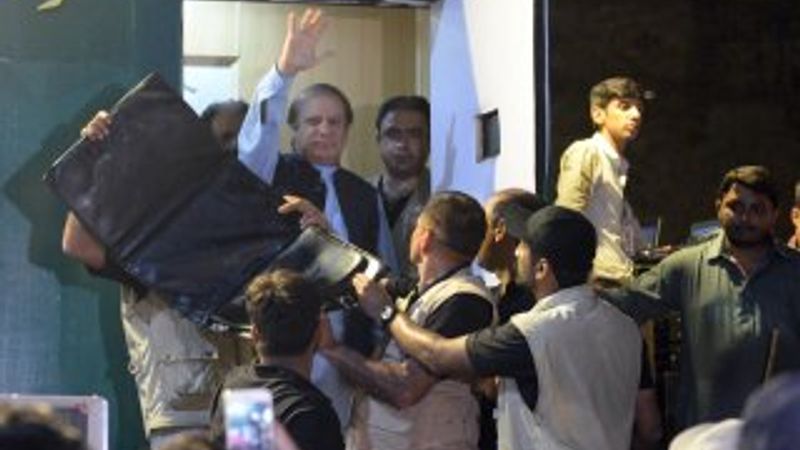 Pakistan eski Başbakanı Ravalpindi 'den ayrıldı