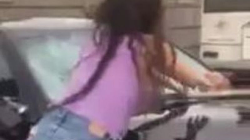 Aldatılan kadın eşinin arabasını hurdaya çevirdi