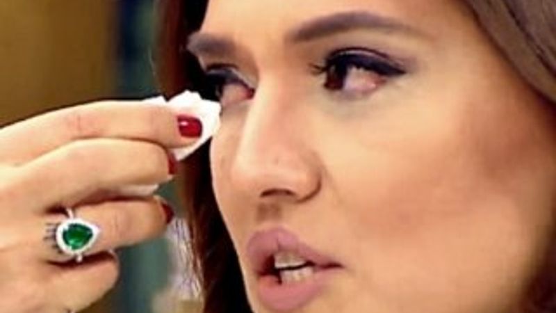 Demet Akalın canlı yayında ağladı