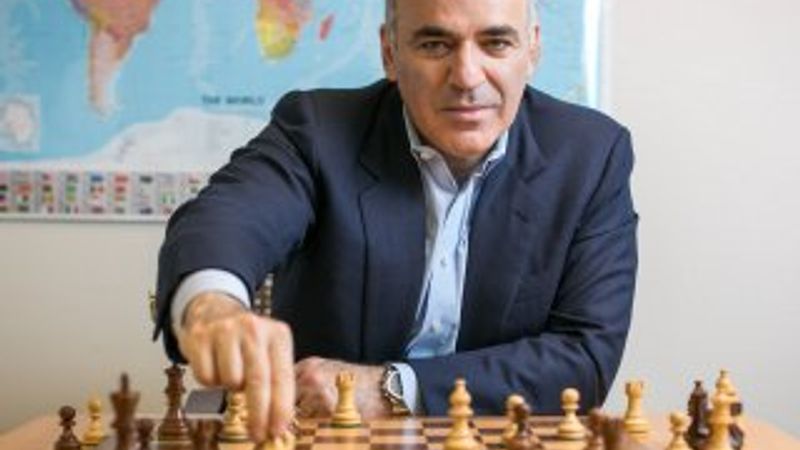 Kasparov satranca geri döndü