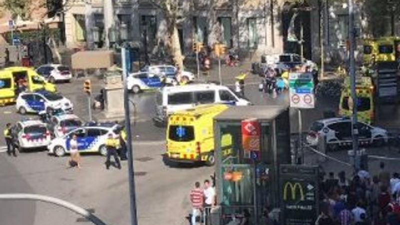 Barselona'da bir araç yayaların arasına daldı