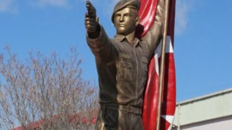 Ömer Halisdemir'in heykeli değiştiriliyor