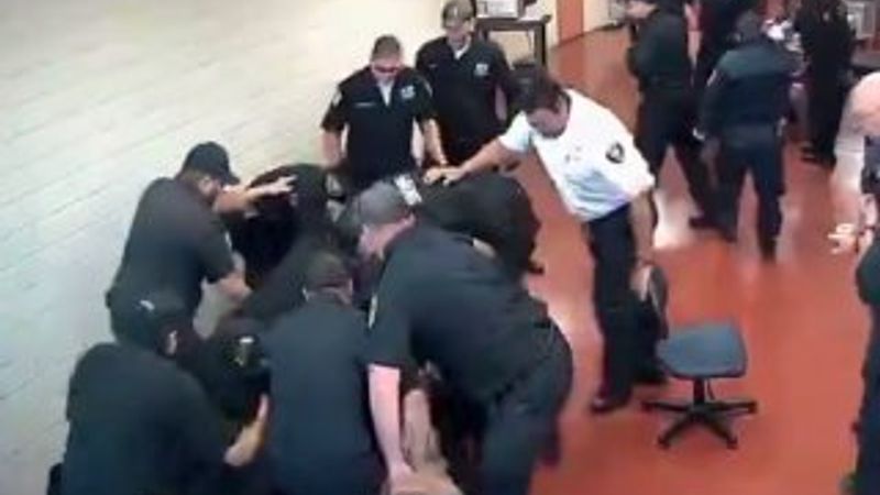 Polisler saldırgan mahkumu durdurmak için seferber oldu