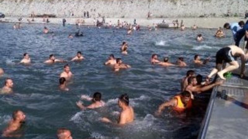 Çıldır Gölü'nde yüzme keyfi