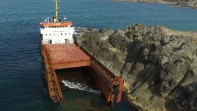 Kaderine terk edilen gemi parçalanmaya başladı