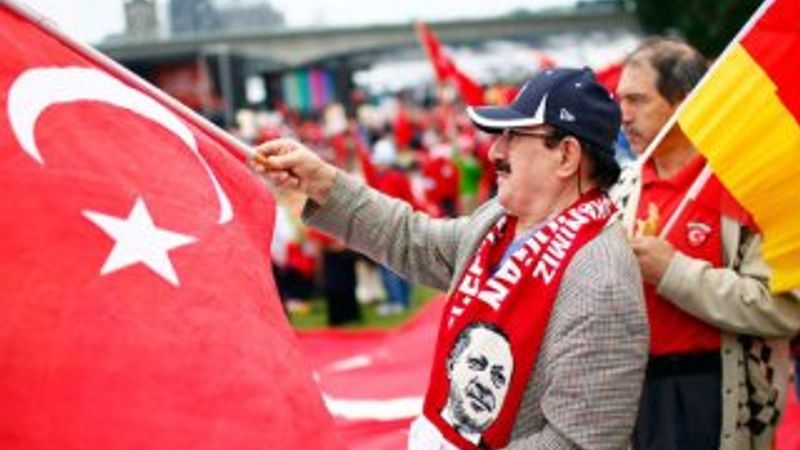 Almanya'da kartları Türkler dağıtıyor