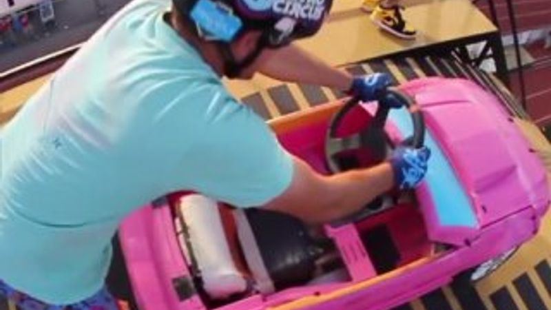 Dev rampadan oyuncak arabayla uçan adam