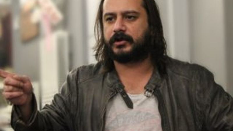 Emrah Serbes alkol niye yasak diye isyan ediyordu