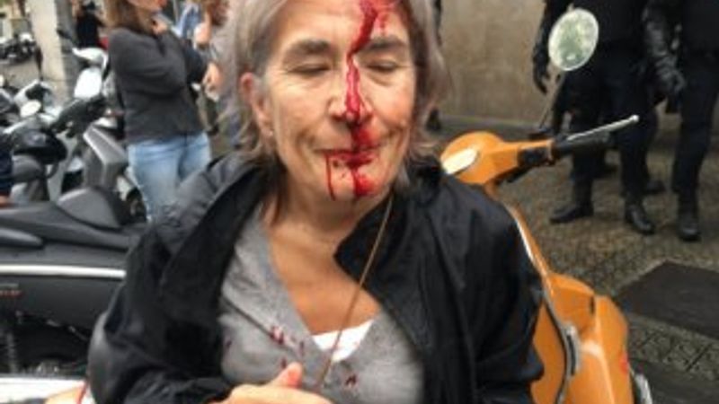 İspanyol polisi Barselona'da şiddet uygulamaya başladı