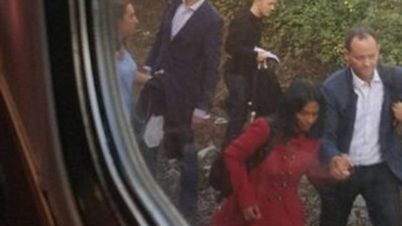 Trende yüksek sesle İncil okuyan adam panik yarattı