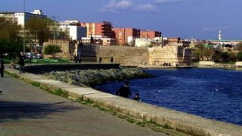 Sahilde öpüşen çifte para cezası